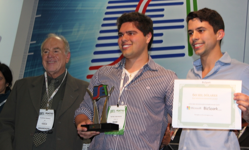 Os sócios da Start Up Farm, Rafael Belmonte e Daniel Arcoverde, recebem o prêmio das mãos do presidente da SET, Olímpio Franco